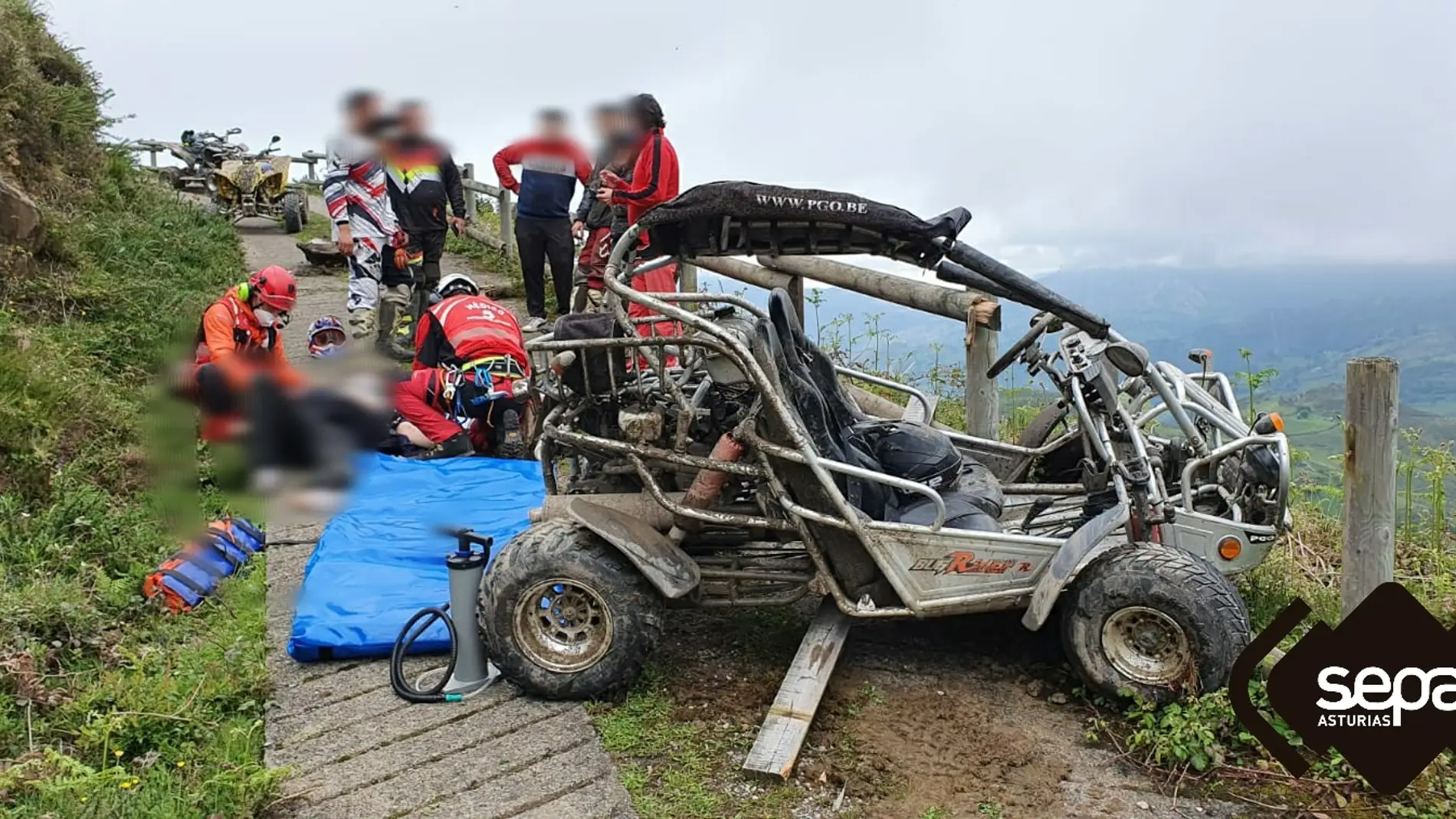 Dos heridos por el vuelco de un buggy en una pista foresta de Mieres