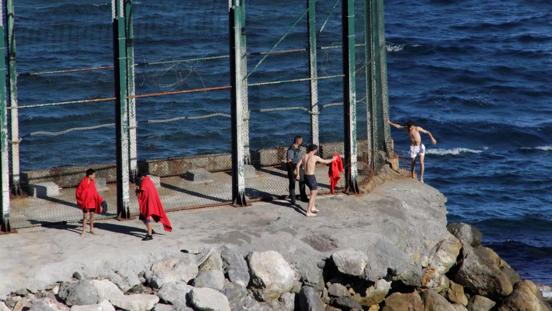 Oleada migratoria en Ceuta: Más de 3.000 marroquíes entran a nado en un día 