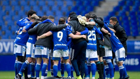 Los jugadores del Real Oviedo festejan el triunfo frente al M&aacute;laga.