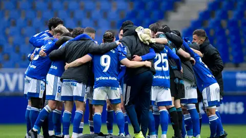 Los jugadores del Real Oviedo festejan el triunfo frente al Málaga. Los jugadores del Real Oviedo festejan el triunfo frente al Málaga.