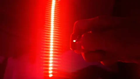 Mando a distancia y sistema con el que se avisaba a los clientes de la presencia policial. Mando a distancia y sistema con el que se avisaba a los clientes de la presencia policial.