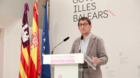 El Portavoz del Govern y Conseller de turismo, modelo económico y trabajo, Iago Negueruela en una rueda de prensa del Consell de Govern.