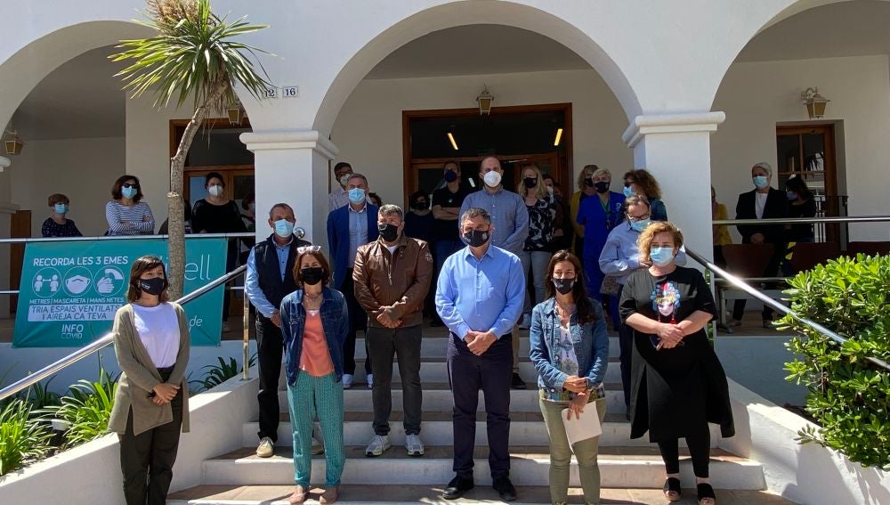 Minuto de silencio en el Ayuntamiento de Sant Josep