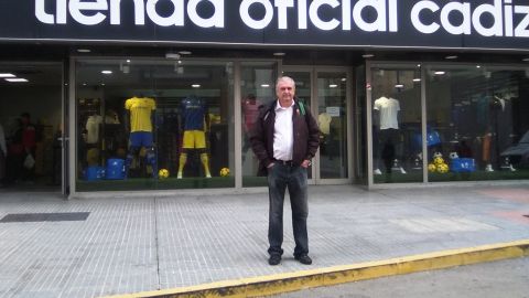 Esteban Moll&aacute;, en la puerta de la Tienda Oficial del C&aacute;diz.