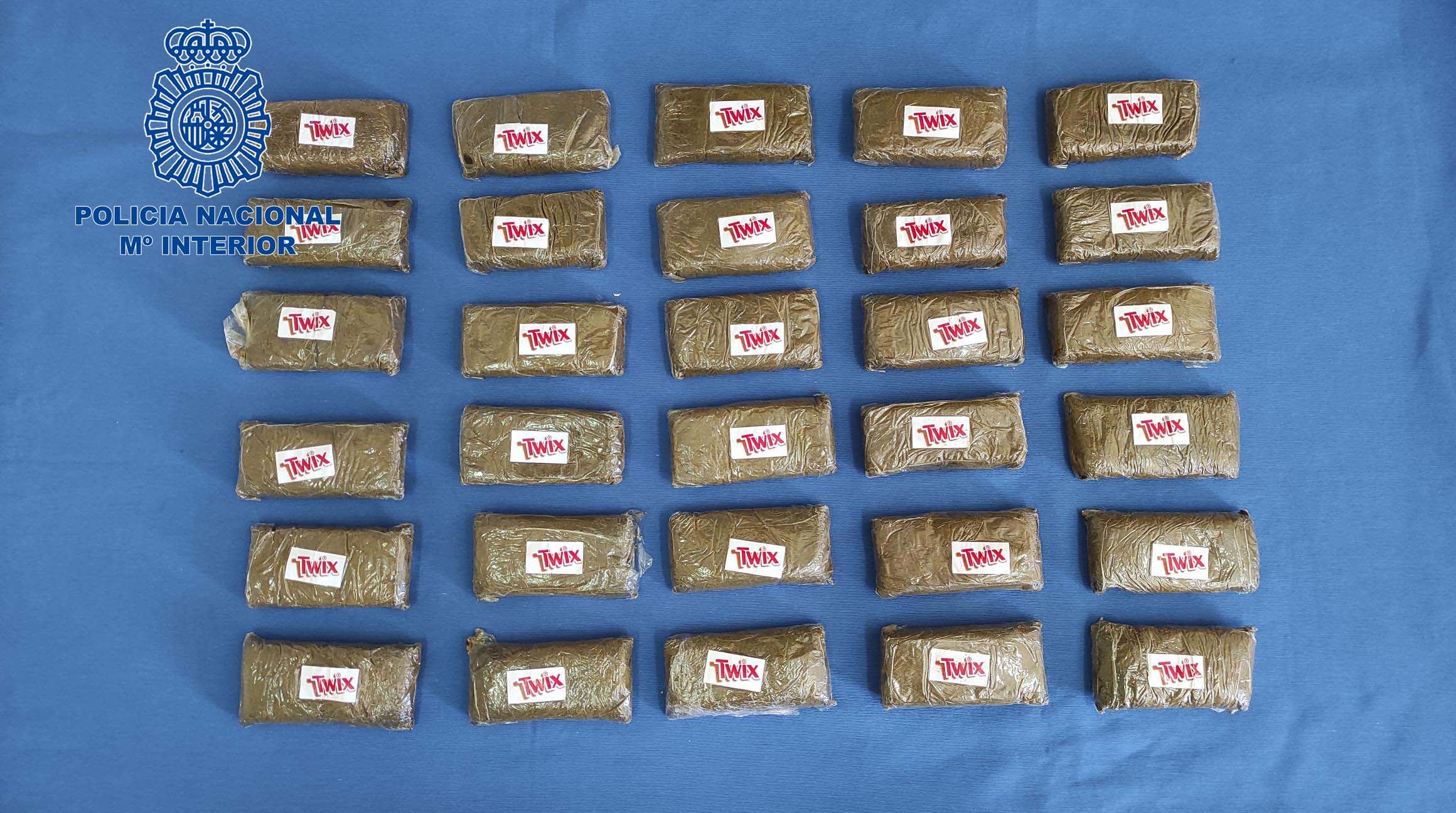 Policía Nacional detiene a siete personas por tráfico de “polen de hachís” Policía Nacional detiene a siete personas por tráfico de “polen de hachís”