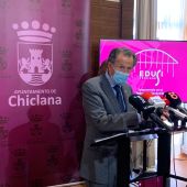 Instantes de la rueda de prensa con el alcalde, José María Román