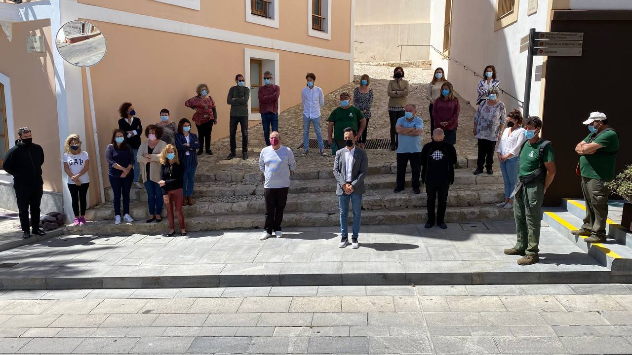 Las instituciones pitiusas guardan un minuto de silencio para condenar el asesinato machista de sa Pobla Las instituciones pitiusas guardan un minuto de silencio para condenar el asesinato machista de sa Pobla