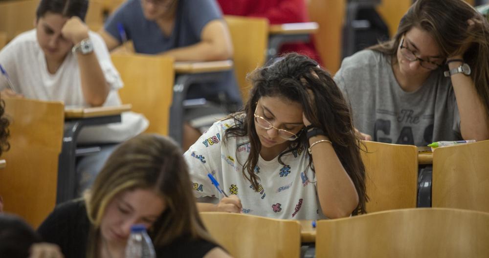 La Universidad de Sevilla convoca ayudas propias para su alumnado que suman casi 1,5 millones de euros La Universidad de Sevilla convoca ayudas propias para su alumnado que suman casi 1,5 millones de euros
