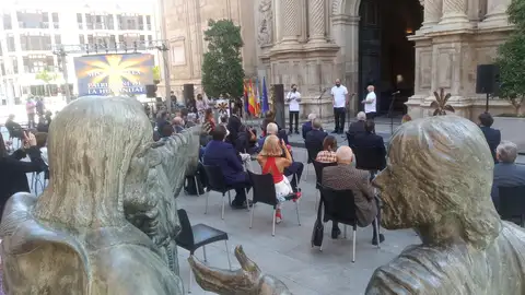 Celebración en la puerta central de Santa María Celebración en la puerta central de Santa María