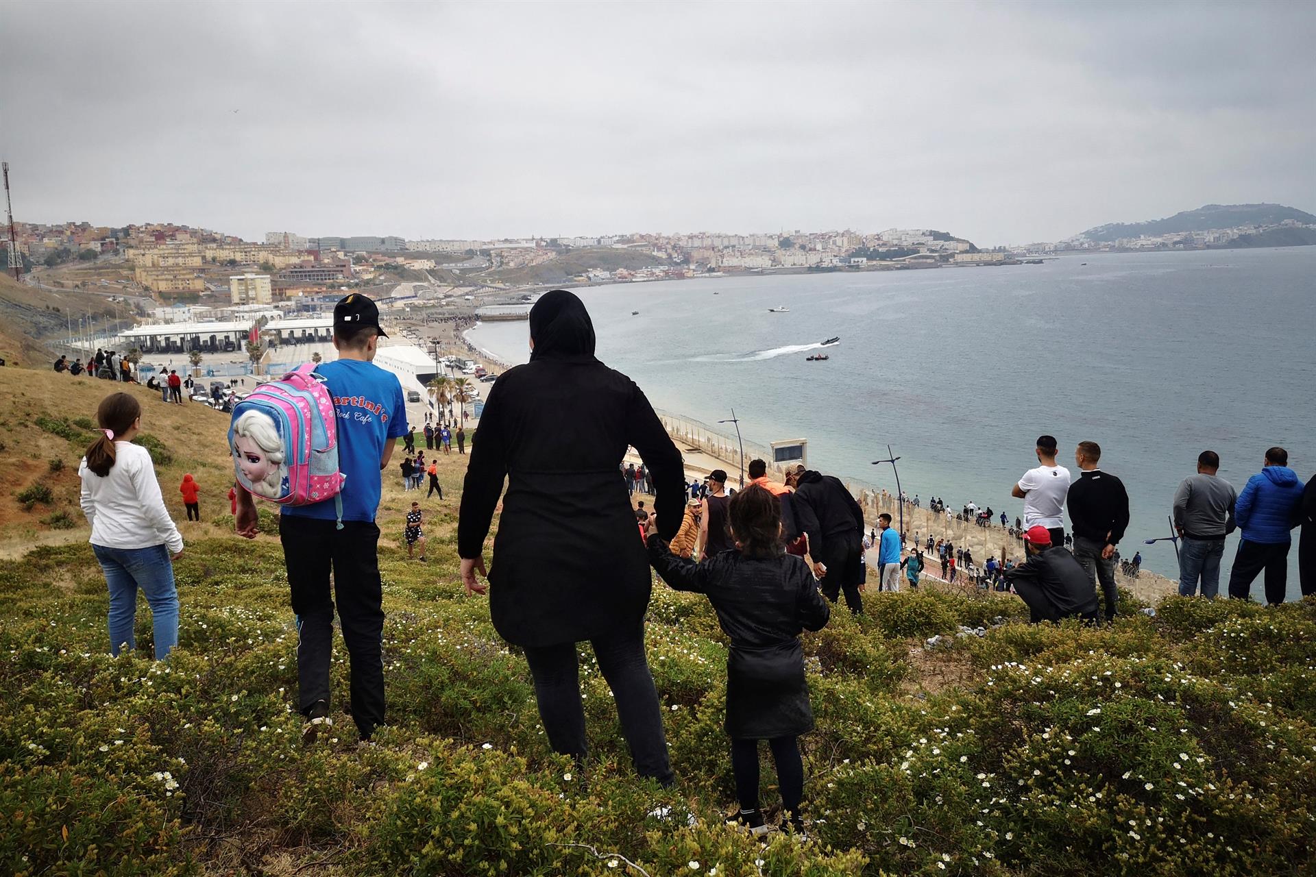 España aprueba un pago de 30 millones de euros a Marruecos para controlar la crisis migratoria en Ceuta España aprueba un pago de 30 millones de euros a Marruecos para controlar la crisis migratoria en Ceuta