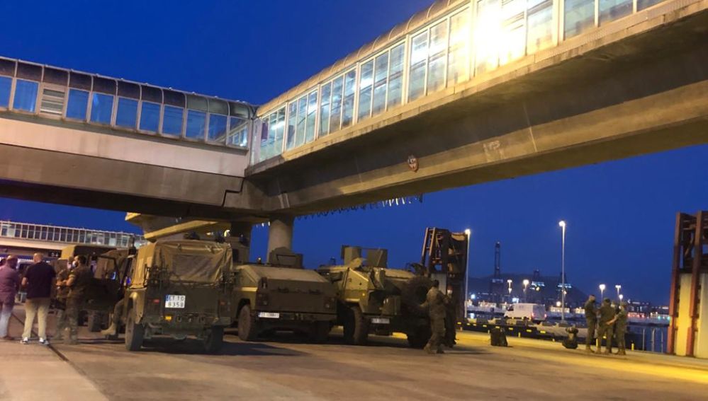Decenas de militares esperan para embarcar rumbo a Ceuta Decenas de militares esperan para embarcar rumbo a Ceuta