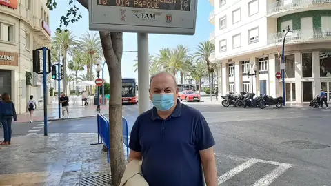 El concejal del PSOE Manuel Martínez en una parada de autobús de la Rambla El concejal del PSOE Manuel Martínez en una parada de autobús de la Rambla