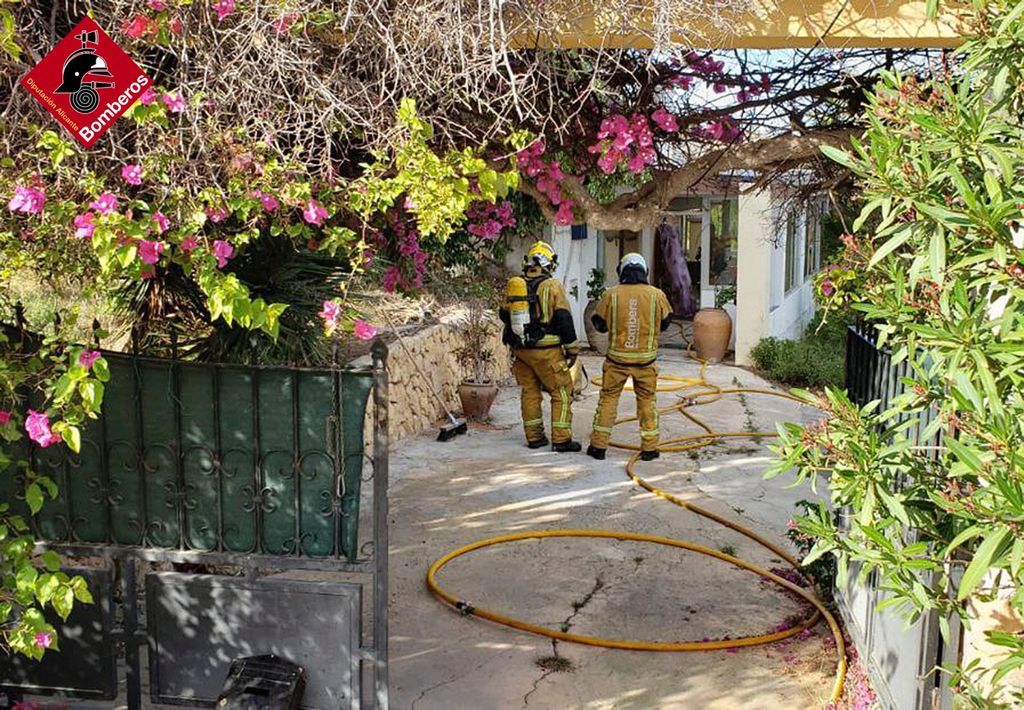 Un herido por inhalación de humo en el incendio de una vivienda en L'Alfàs del Pi Un herido por inhalación de humo en el incendio de una vivienda en L'Alfàs del Pi