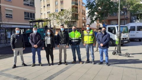 La regidora de Infraestructuras y Accesibilidad, Angélica Pastor, el regidor de Distrito Llevant, Daniel Oliveira, el coordinador del area de Infraestructuras, Luis Sureda, y el director general de Comercio, Frabrizio di Giacomo, visitan las obras de renovación integral del entorno del mercado municipal de Pere Garau de Palma.