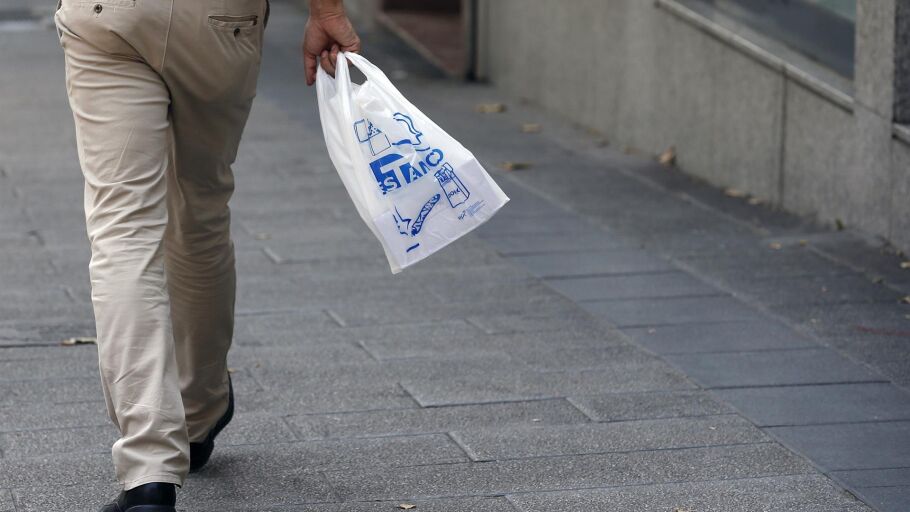 El nuevo proyecto de Ley de Residuos contempla un impuesto al pl&aacute;stico no reutilizable que soportar&aacute;n los consumidores