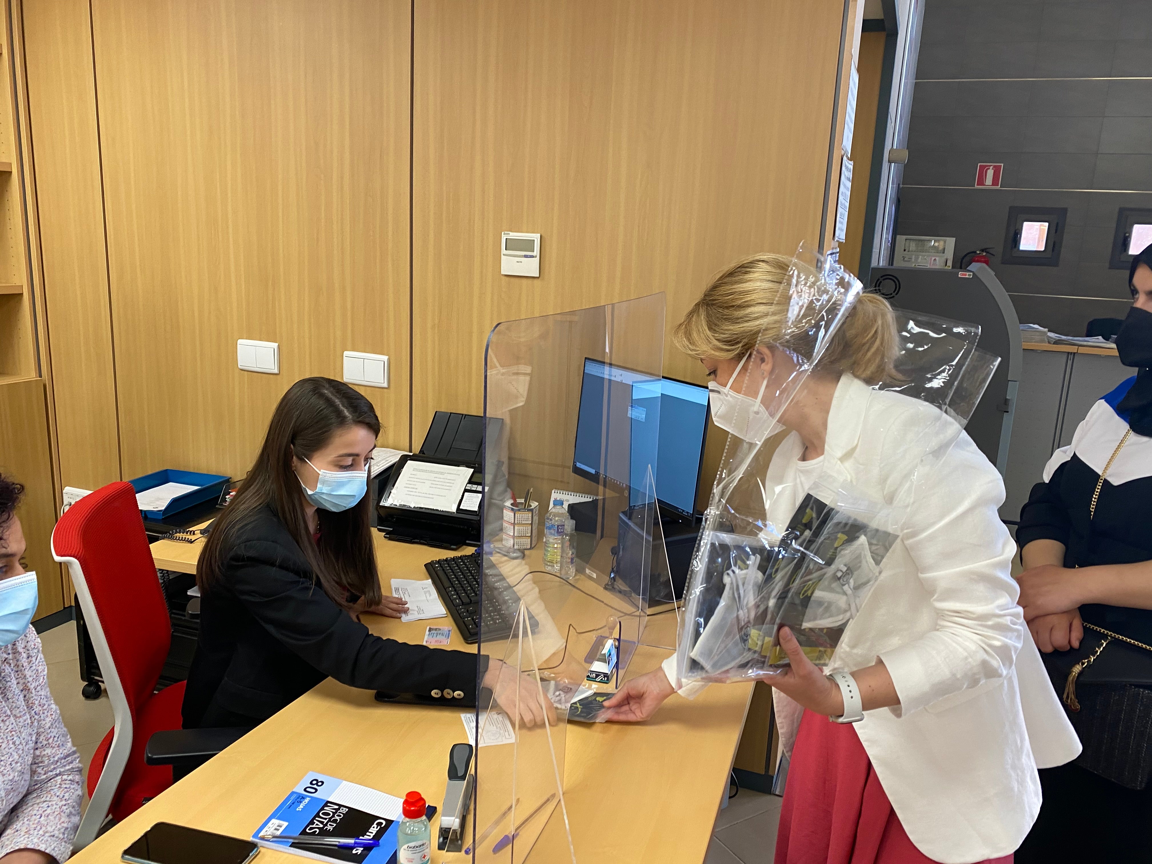 El ayuntamiento de Alcázar de San Juan distribuye mascarillas higiénicas transparentes El ayuntamiento de Alcázar de San Juan distribuye mascarillas higiénicas transparentes