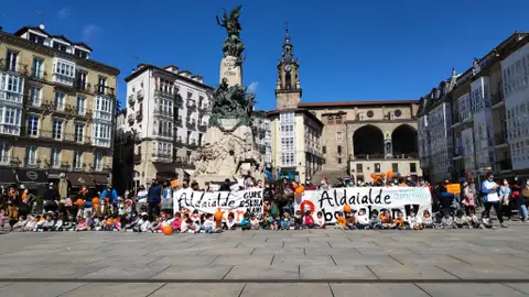 Protestas multitudinarias durante meses de padres y niños del colegio Aldaialde Protestas multitudinarias durante meses de padres y niños del colegio Aldaialde