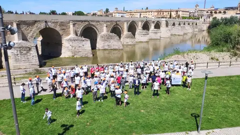 Voluntarios en la limpieza del río OK Planet/ Sadeco