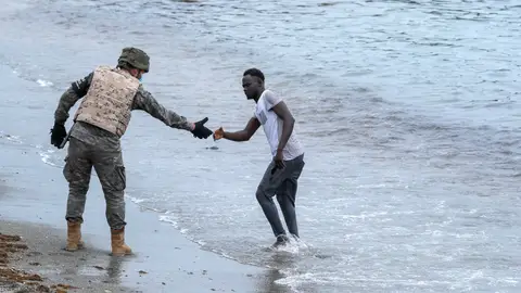 Soldados nacionales asisten a personas procedentes de Marruecos Soldados nacionales asisten a personas procedentes de Marruecos