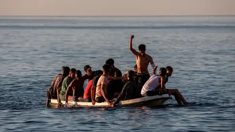 Un bote con varios migrantes llega a Ceuta. Un bote con varios migrantes llega a Ceuta.