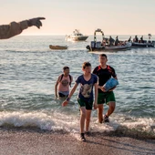 Un miembro del Ejército da instrucciones a migrantes llegados a Ceuta. Un miembro del Ejército da instrucciones a migrantes llegados a Ceuta.
