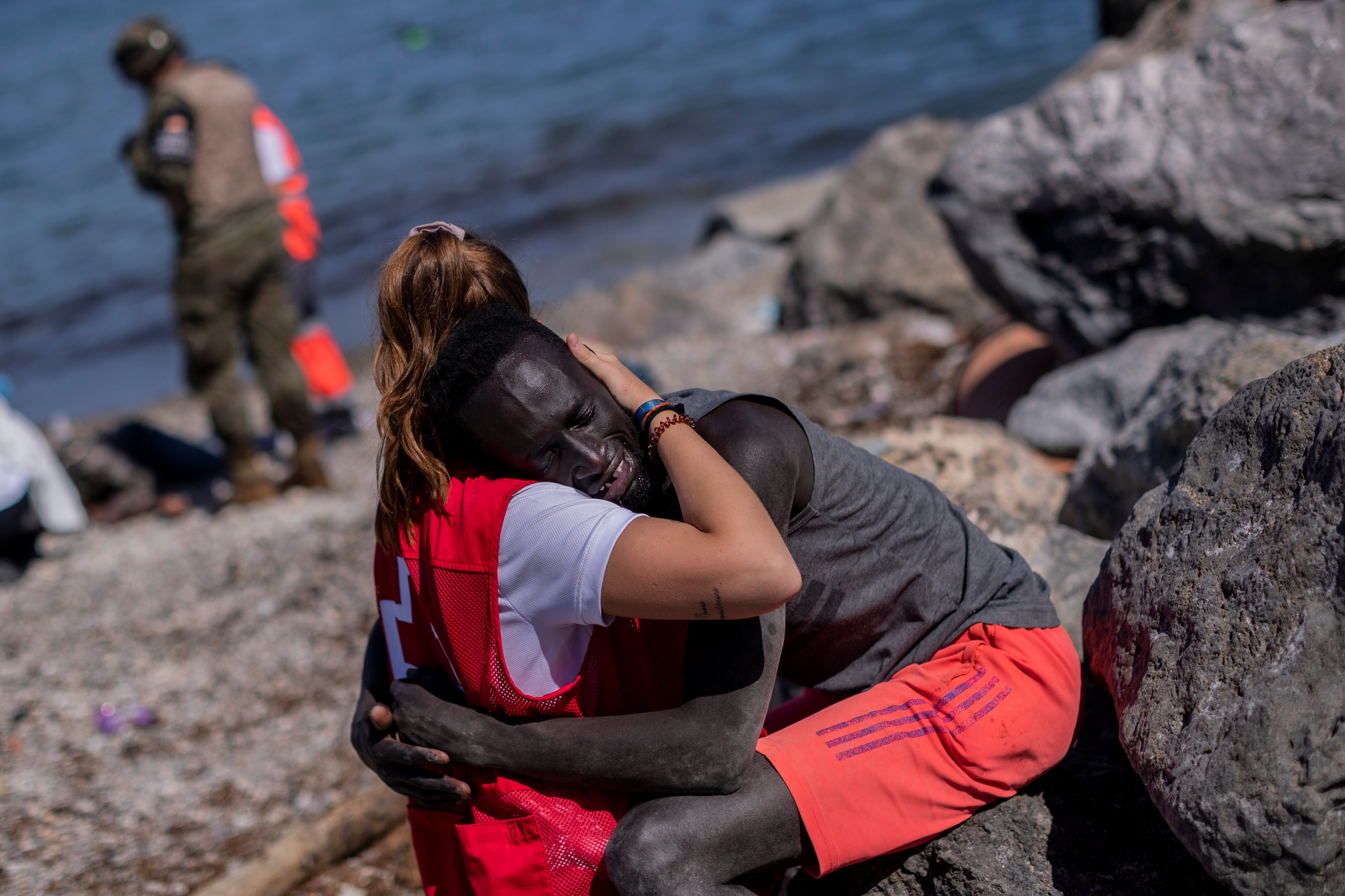 Del bebé rescatado por un Guardia Civil al emotivo abrazo con un inmigrante: las otras imágenes de la crisis en Ceuta Del bebé rescatado por un Guardia Civil al emotivo abrazo con un inmigrante: las otras imágenes de la crisis en Ceuta
