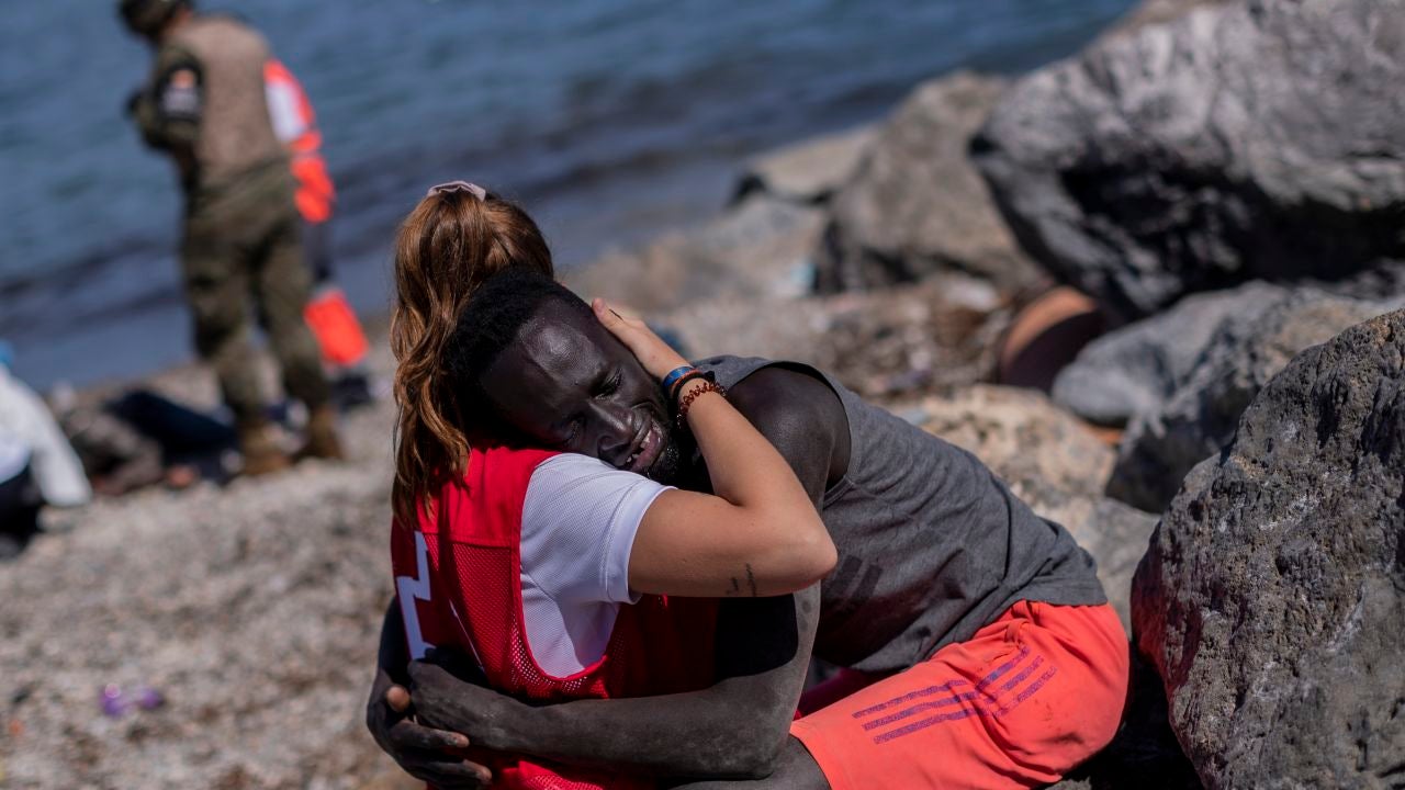 Del bebé rescatado por un Guardia Civil al emotivo abrazo con un  inmigrante: las otras imágenes de la crisis en Ceuta | Onda Cero Radio