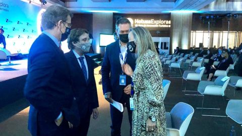 Isabel Alb&aacute;s conversa con empresarios y el alcalde de Madrid