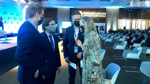 Córdoba en Fitur/ Isabel Albás Isabel Albás conversa con empresarios y el alcalde de Madrid