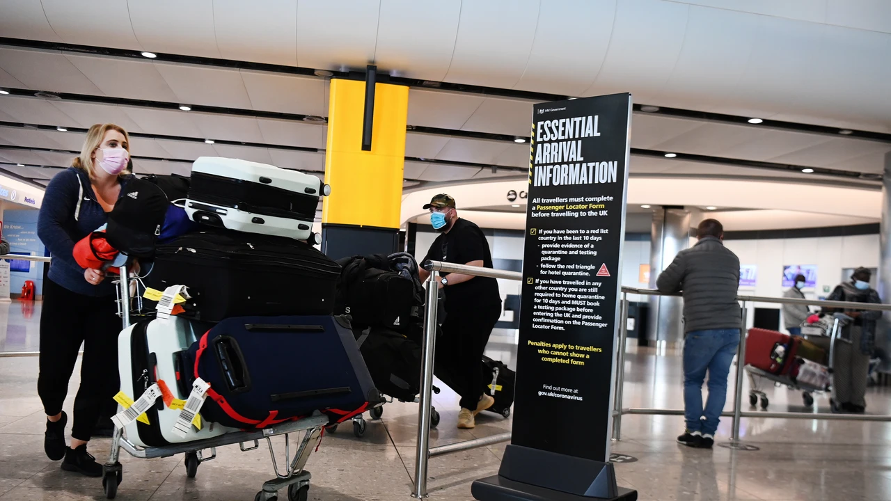 Viajeros llegan a un aeropuerto en Reino Unido.
