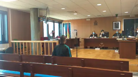 Acepta dos años de prisión por lanzar adoquines a la Policía durante un mitin de Vox en Vigo Acepta dos años de prisión por lanzar adoquines a la Policía durante un mitin de Vox en Vigo