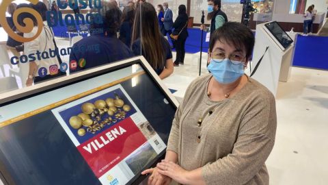La edil Paula Garc&iacute;a en el stand de Villena en FITUR