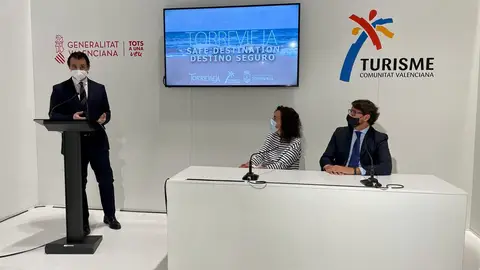 Como novedad para este próximo verano, el contrato se amplía y contará con un servicio de información y control de la actividad y uso de los paseos marítimos torrevieja