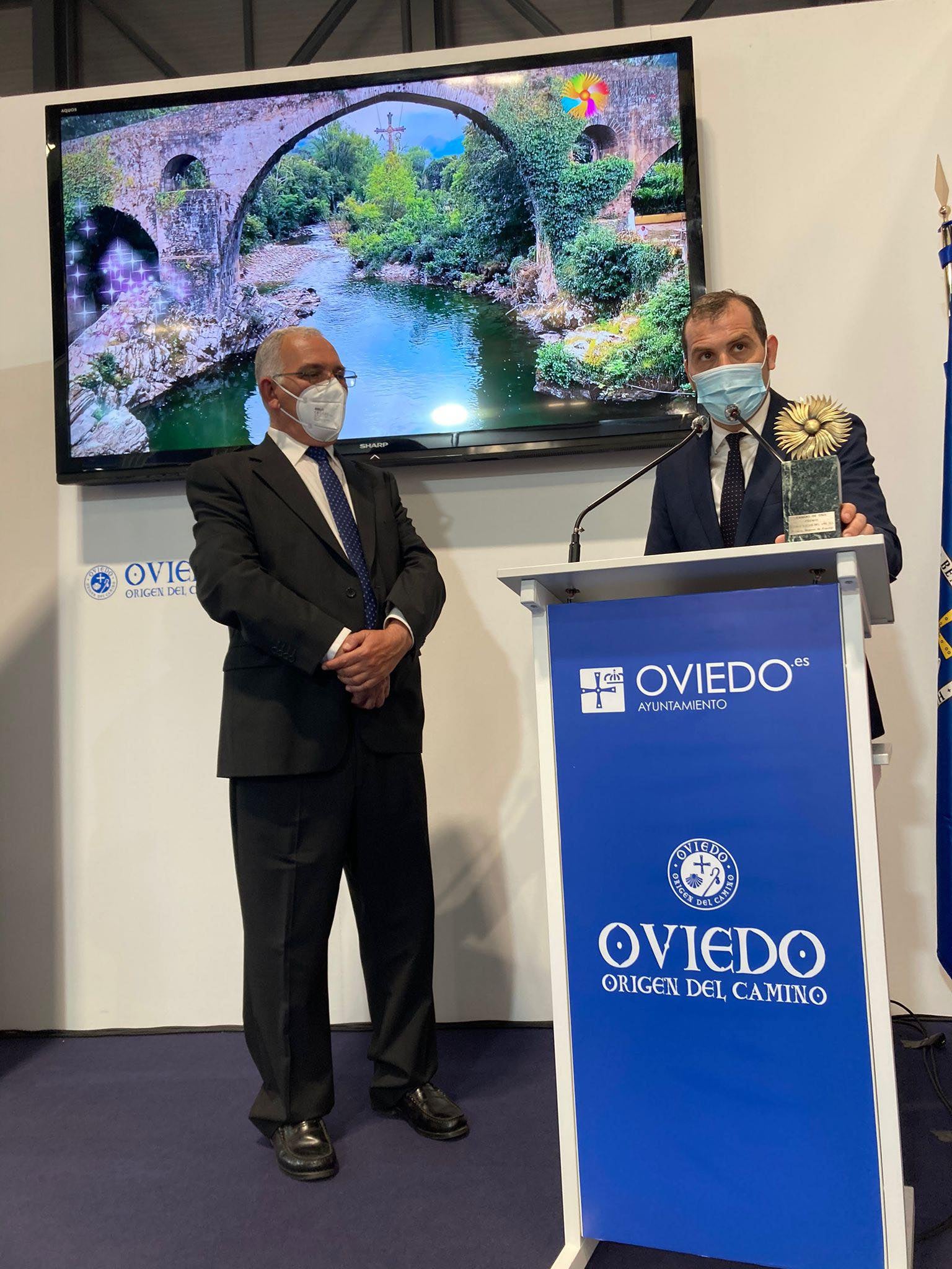 Cangas de Onís recibió hoy el galardón de Mejor Pueblo Mágico 2021 en la feria de Fitur Cangas de Onís recibió hoy el galardón de Mejor Pueblo Mágico 2021 en la feria de Fitur