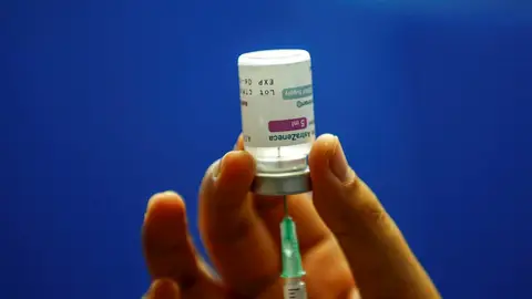Sanidad acuerda poder vacunar la segunda dosis los menores de 60 años con AstraZeneca o Pfizer aunque "no es una cuestión de elección" Sanidad acuerda poder vacunar la segunda dosis los menores de 60 años con AstraZeneca o Pfizer aunque "no es una cuestión de elección"