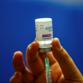 Sanidad acuerda poder vacunar la segunda dosis los menores de 60 años con AstraZeneca o Pfizer aunque "no es una cuestión de elección" 