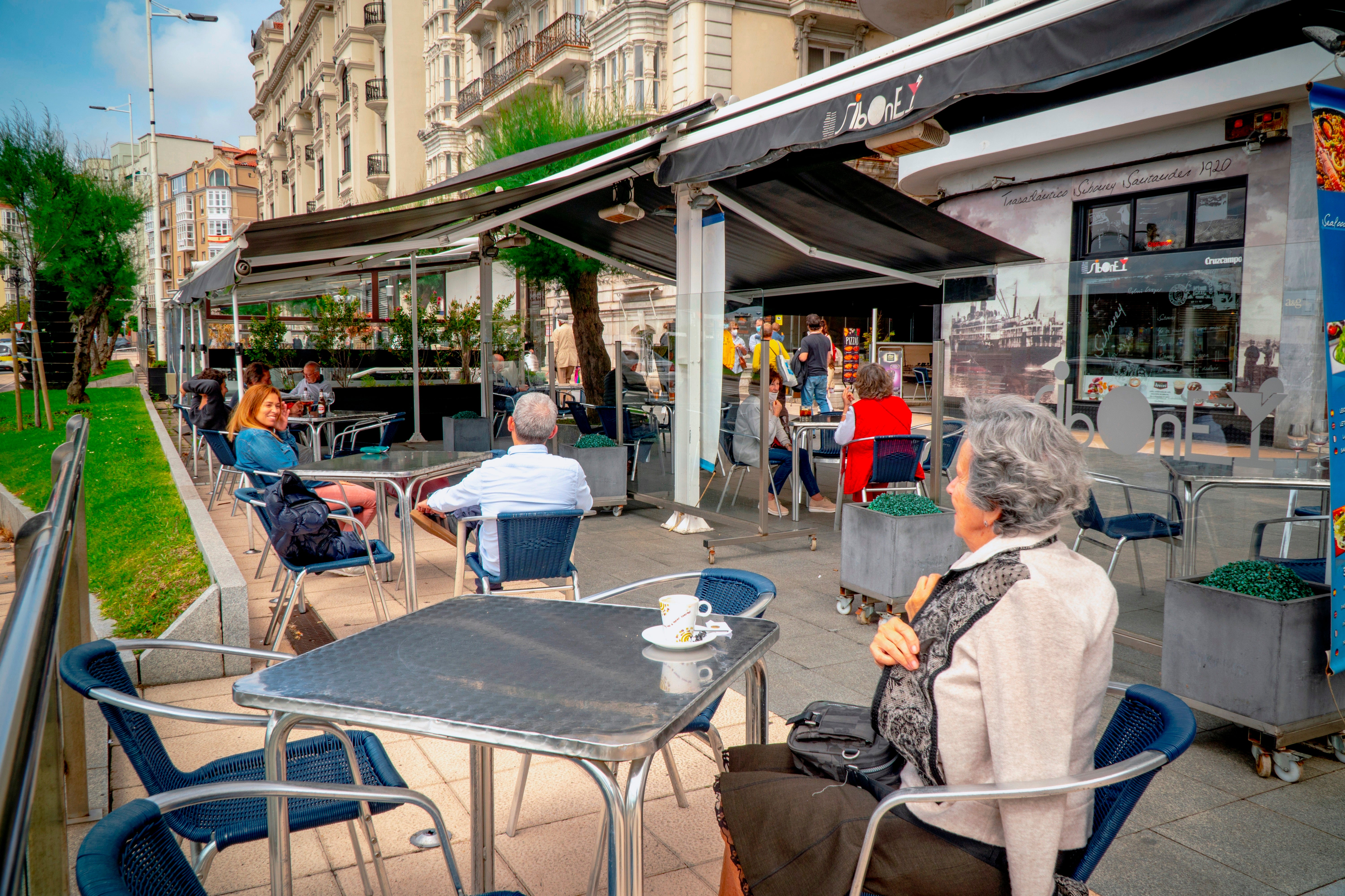 El TSJC mantiene la suspensión del cierre de la hostelería a la 1 de la madrugada El TSJC mantiene la suspensión del cierre de la hostelería a la 1 de la madrugada