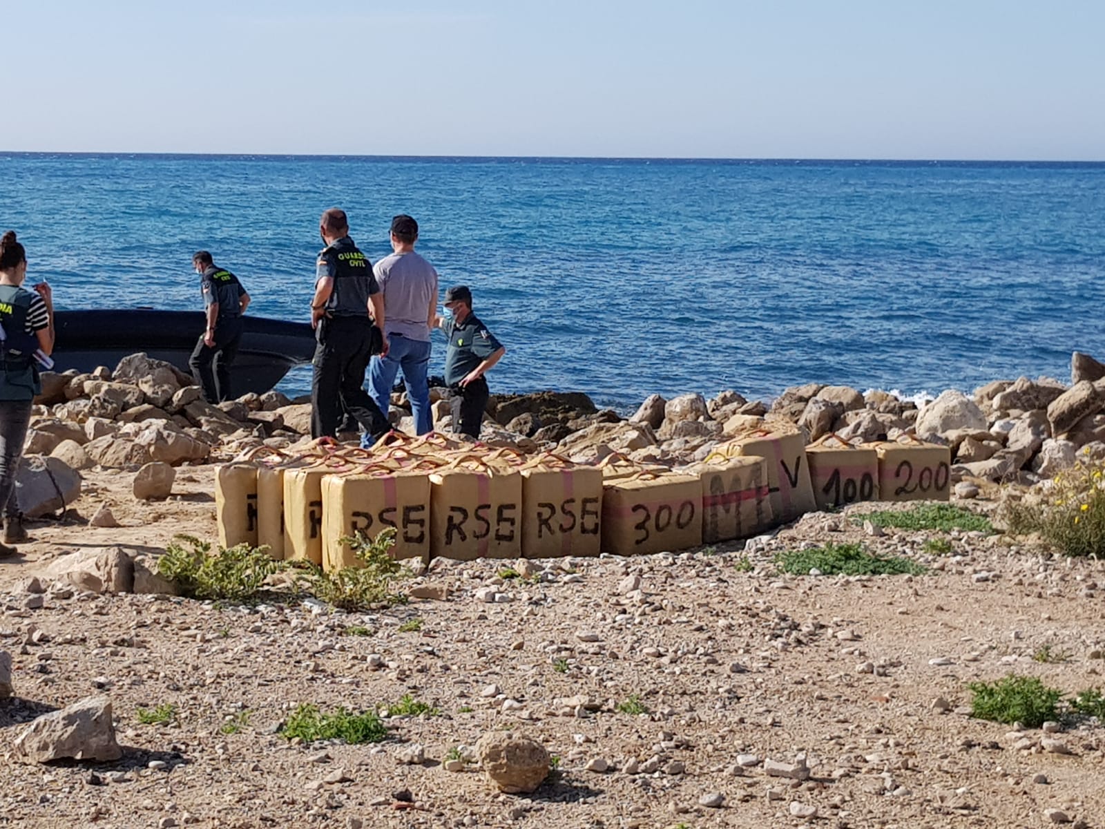 La Guardia Civil intercepta una lancha con 2700 kilos de hachís en Villajoyosa La Guardia Civil intercepta una lancha con 2700 kilos de hachís en Villajoyosa