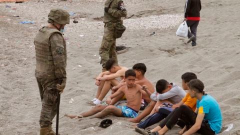 Un grupo de menores, tras cruzar la frontera de Ceuta