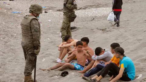 Un grupo de menores, tras cruzar la frontera de Ceuta Un grupo de menores, tras cruzar la frontera de Ceuta