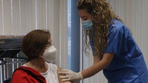 Una infermera vacuna amb AstraZeneca al punt habilitat a la Universitat de Barcelona