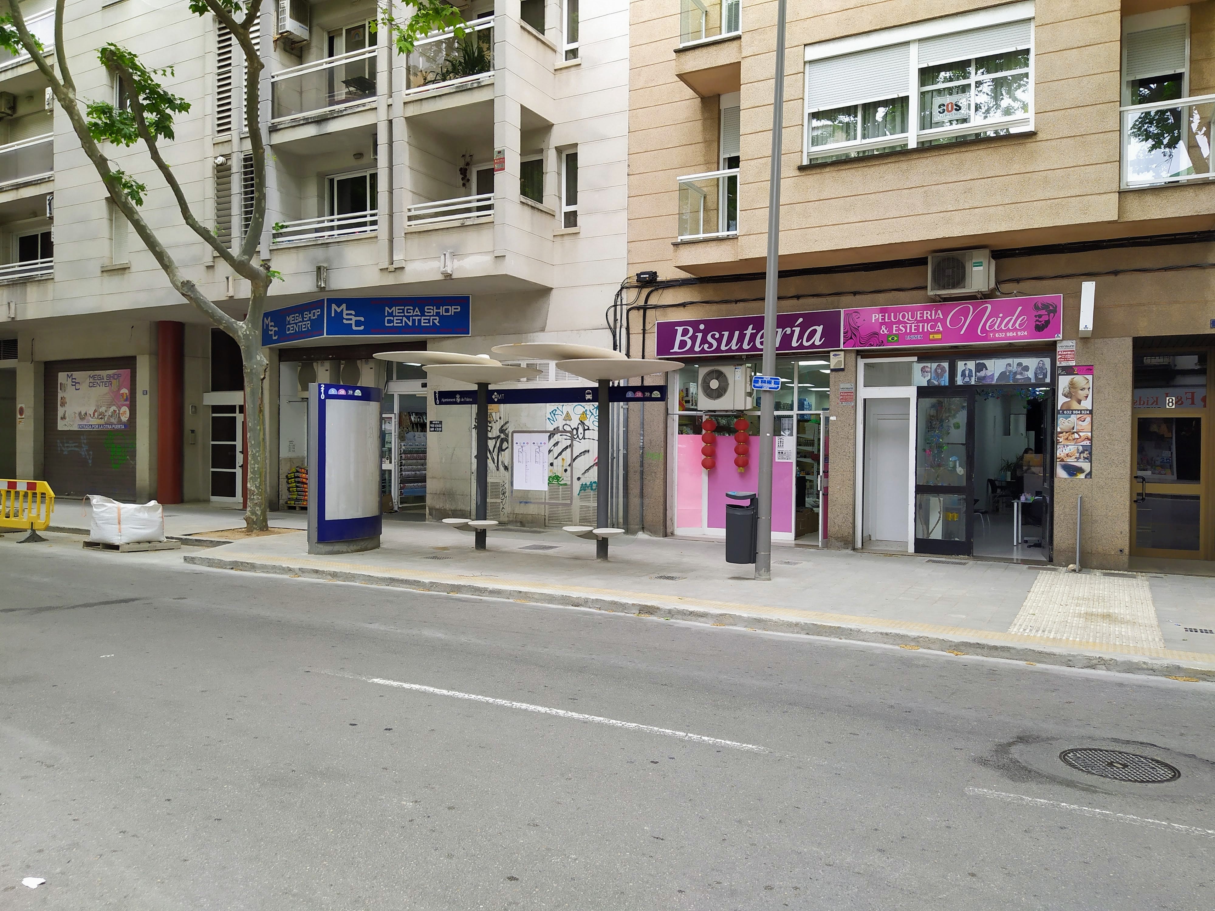 Los comerciantes de Arquebisbe Aspàreg aplauden la ampliación de las aceras Los comerciantes de Arquebisbe Aspàreg aplauden la ampliación de las aceras