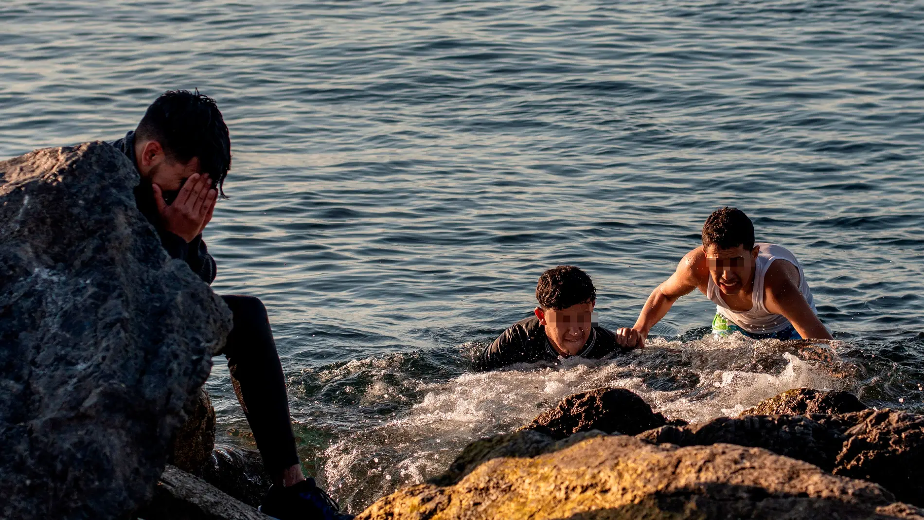 Tres migrantes llegan a nado a Ceuta.