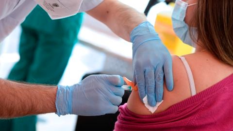 Un sanitario pone una dosis de la vacuna de AstraZeneca.