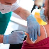 Un sanitario pone una dosis de la vacuna de AstraZeneca.
