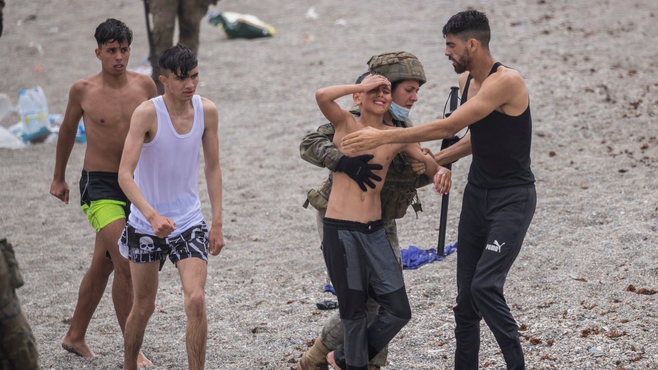 Del Bebe Rescatado Por Un Guardia Civil Al Emotivo Abrazo Con Un Inmigrante Las Otras Imagenes De La Crisis En Ceuta Onda Cero Radio