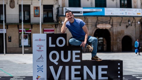 El director Borja de la Vega posa en el photocall oficial del festival 'Lo que viene' de Tudela