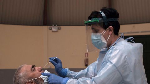 Una sanitaria realiza una prueba de coronavirus