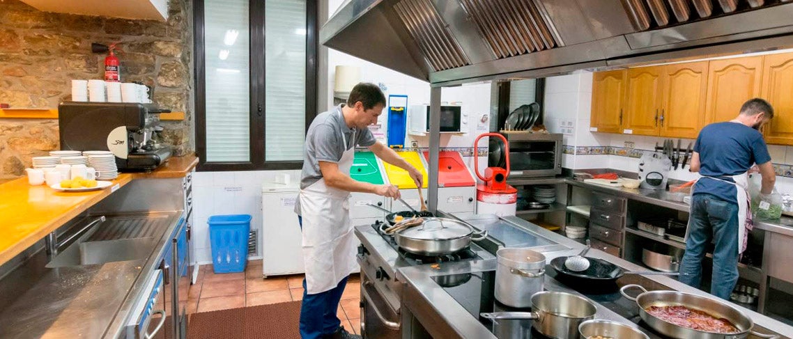 Un centenar de sociedades guipuzcoanas piden su reapertura Un centenar de sociedades guipuzcoanas piden su reapertura