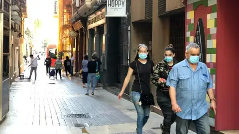 El debate de las mascarillas está enfrentando a algunas comunidades autónomas con diferentes posturas. El debate de las mascarillas está enfrentando a algunas comunidades autónomas con diferentes posturas.
